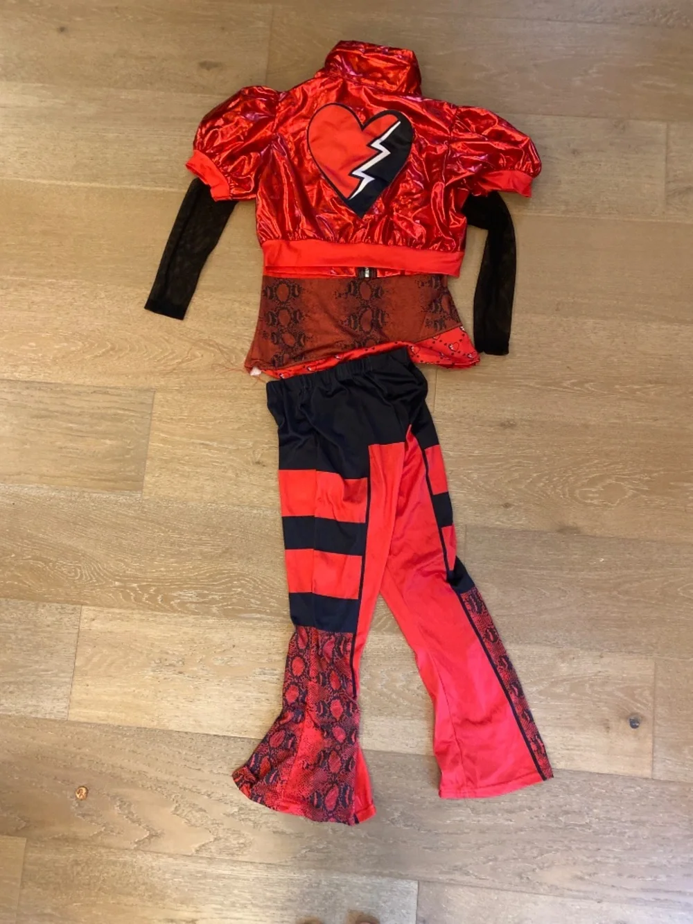 Descendants red custume